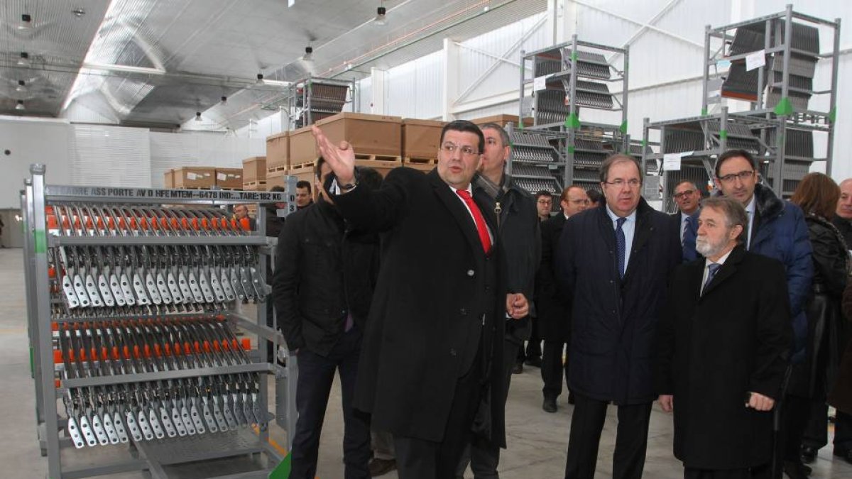 El presidente de la Junta de Castilla y León, Juan Vicente Herrera(C) acompañado del presidente de Renault España, José Vicente de los Mozos ; del director gerente de Snop,Javier Artacho(I) del alcalde de Villamuriel, Carlos Morchón y del alcalde de Palen-Ical