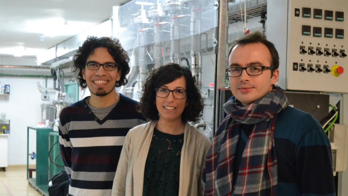 Los investigadores Alexander Navarrete, Miriam Rueda y Luis Miguel Sanz en un laboratorio.-EL MUNDO
