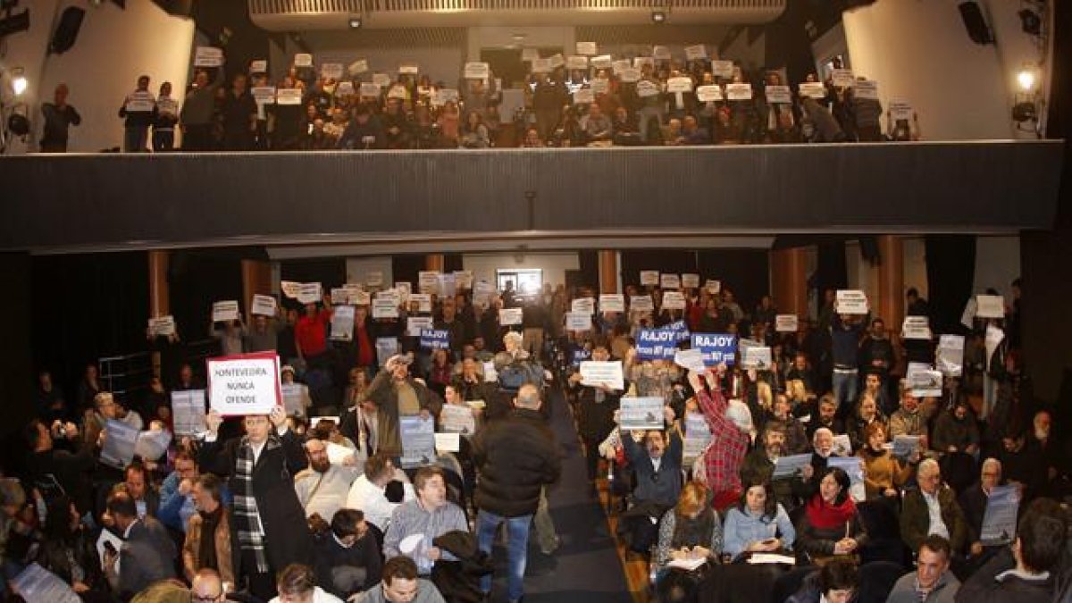 Asistentes al pleno municipal de Pontevedra que nombrará al presidente del Gobierno en funciones, Mariano Rajoy, 'persona non grata'.-EFE