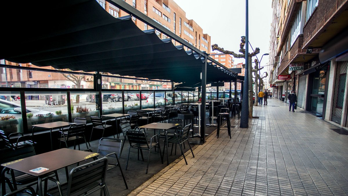 Una terraza de hostelería cubierta en el barrio de Gamonal. TOMÁS ALONSO