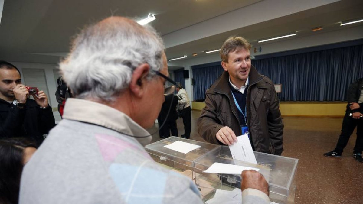 Javier Lacalle, candidato a la Alcaldía de Burgos por el PP, vota-RAÚL G. OCHOA