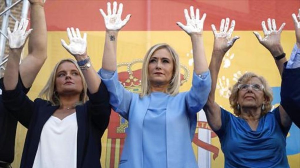Marimar Blanco, Cristina Cifuentes y Manuela Carmena, en el acto de homenaje ante el palacio de Cibeles. /-