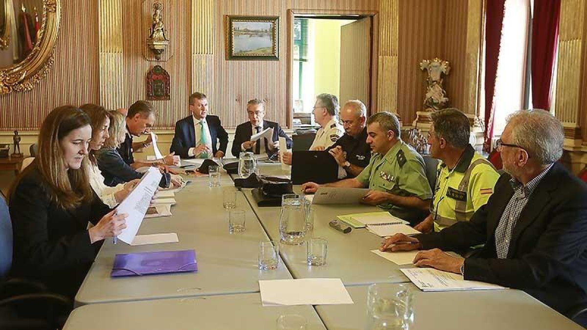 Imagen de la reunión de la Junta de SeguridadLocal celebrada ayer en el Ayuntamiento-RAÚL G. OCHOA