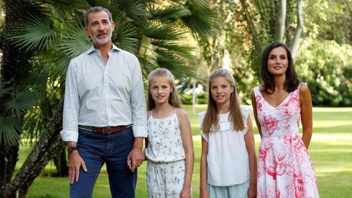 Los reyes y sus dos hijas, la princesa Leonor y la infanta Sofía, en los jardines del palacio de Marivent, donde han posado para los medios en la tradicional sesión gráfica del verano en Palma.-EFE / BALLESTEROS