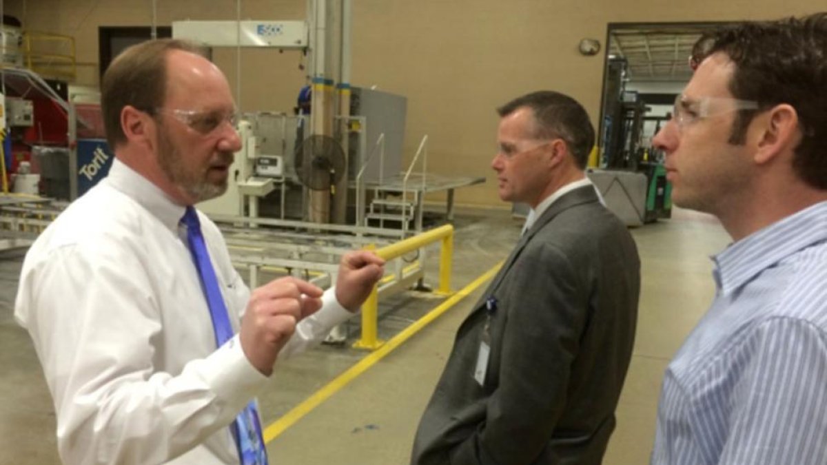 El alcalde de Hopkins, Carter Hendricks, durante una visita a las instalaciones de Grupo Antolín .-HOPKINSVILLE CITY