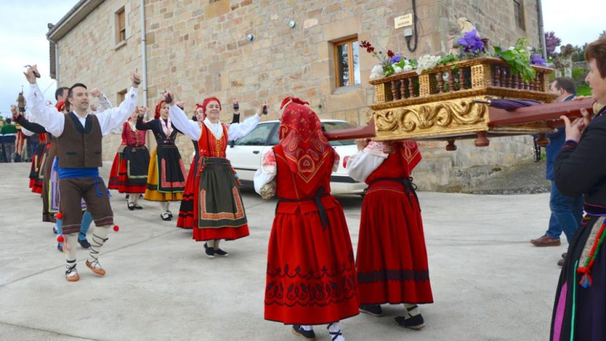 Un momento del baile que, de cara a la santa, realizan los lugareños vestidos con el traje serrano.-R. F.