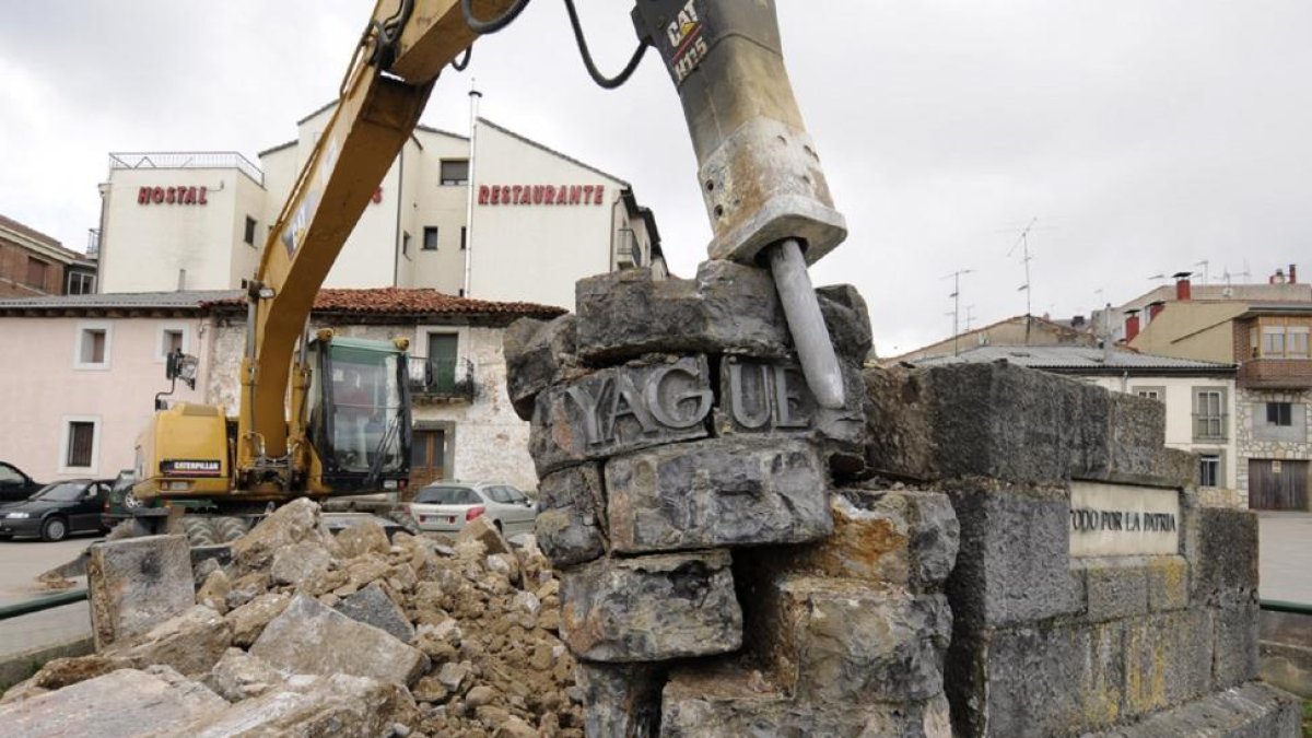 Retirada del monumento del General Yagüe en San Leonardo en mayo de 2009.-VALENTÍN GUISANDE