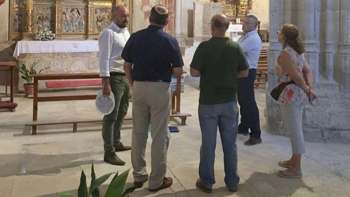 Durante su visita, Ben Ro de Salas y sus acompañantes conocieron las excavaciones y la recuperada iglesia de la villa.-ECB