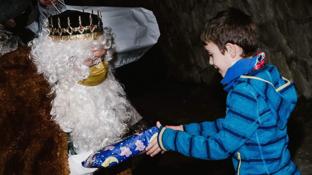 En Torregalindo, los Reyes entregan en mano los regalos a los niños