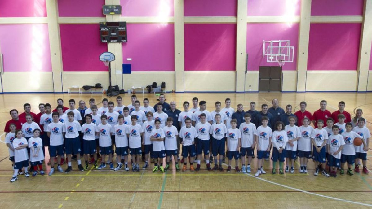 Foto de familia del campus que se inició ayer en el Liceo Castilla.-ISRAEL L. MURILLO