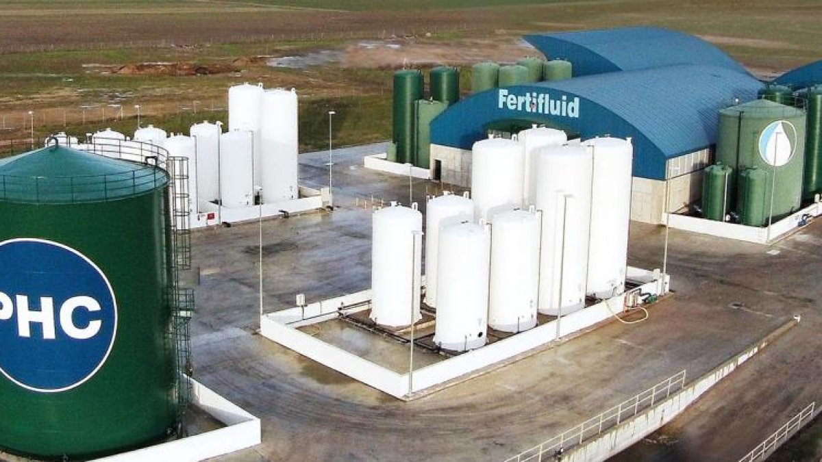 Imagen aérea de las instalaciones de Fertifluid Fertilizantes SL, empresa ubicada en Villalar de los Comuneros (Valladolid). /-E.M.