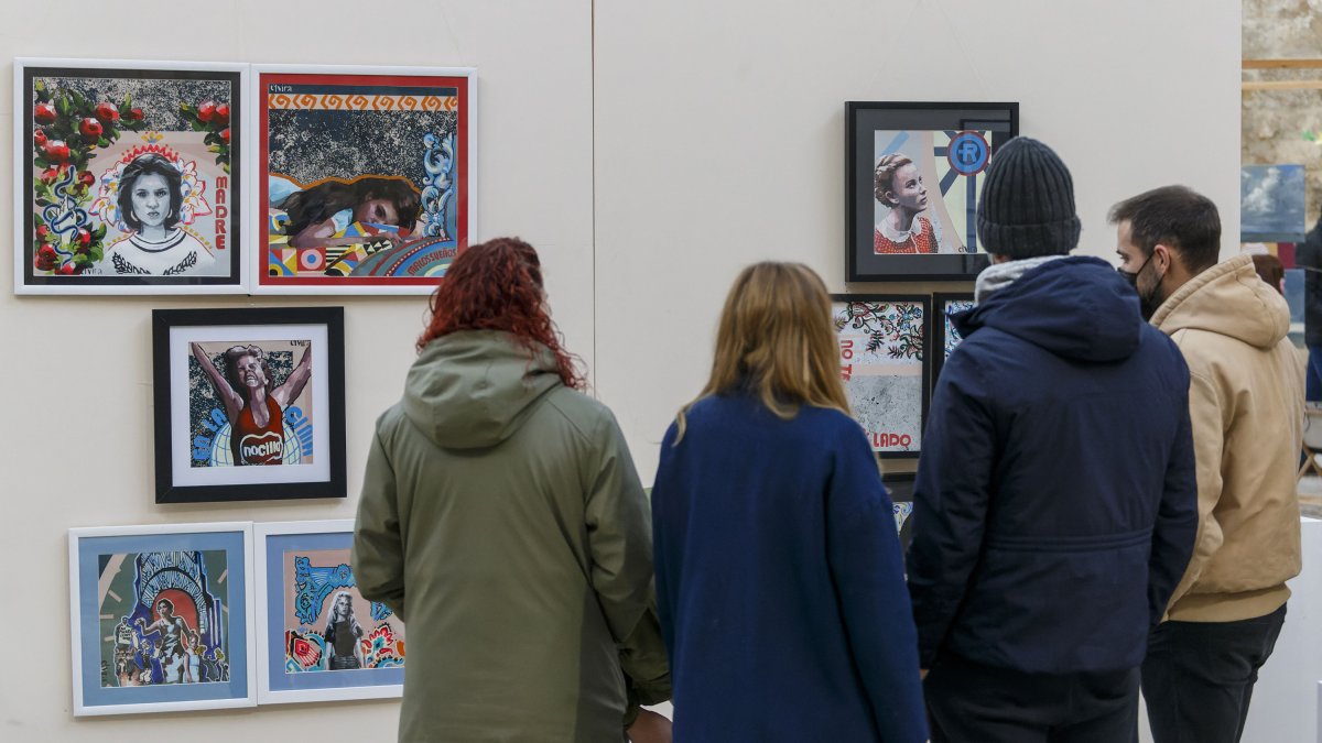 Un grupo de personas observa algunas obras en la inauguración de la muestra. SANTI OTERO