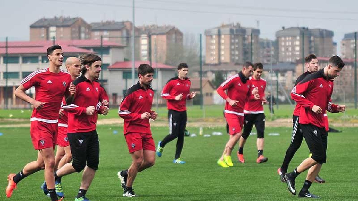 Los jugadores del Mirandés se ejercitan en el Anexo de Anduva.-JOSÉ ESTEBAN EGURROLA