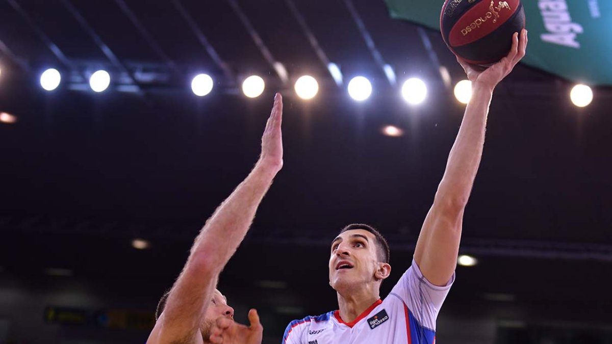 Kravic encara el aro en una acción de la pasada temporada con la camiseta del Obradoiro. ACB PHOTO