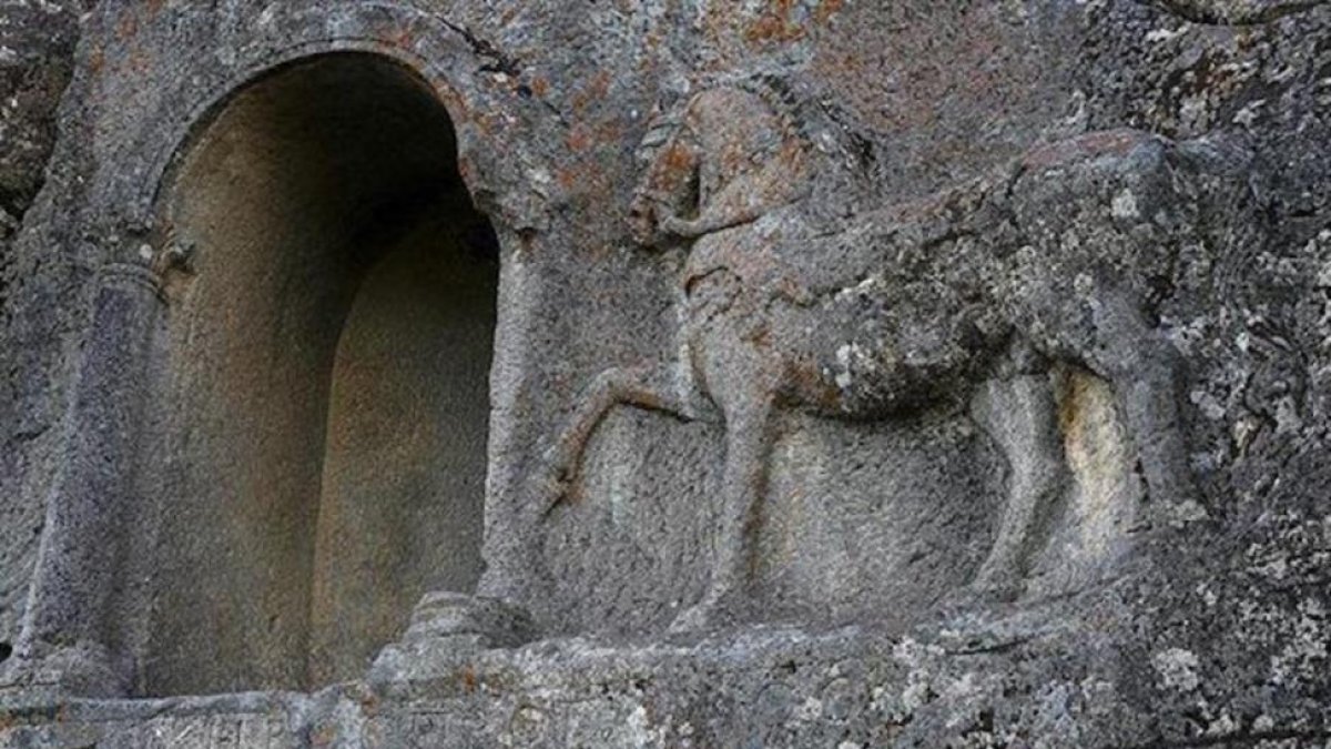 En este monumento al jinete Lukayanus fue encontrada la tablilla del reglamento hípico.-