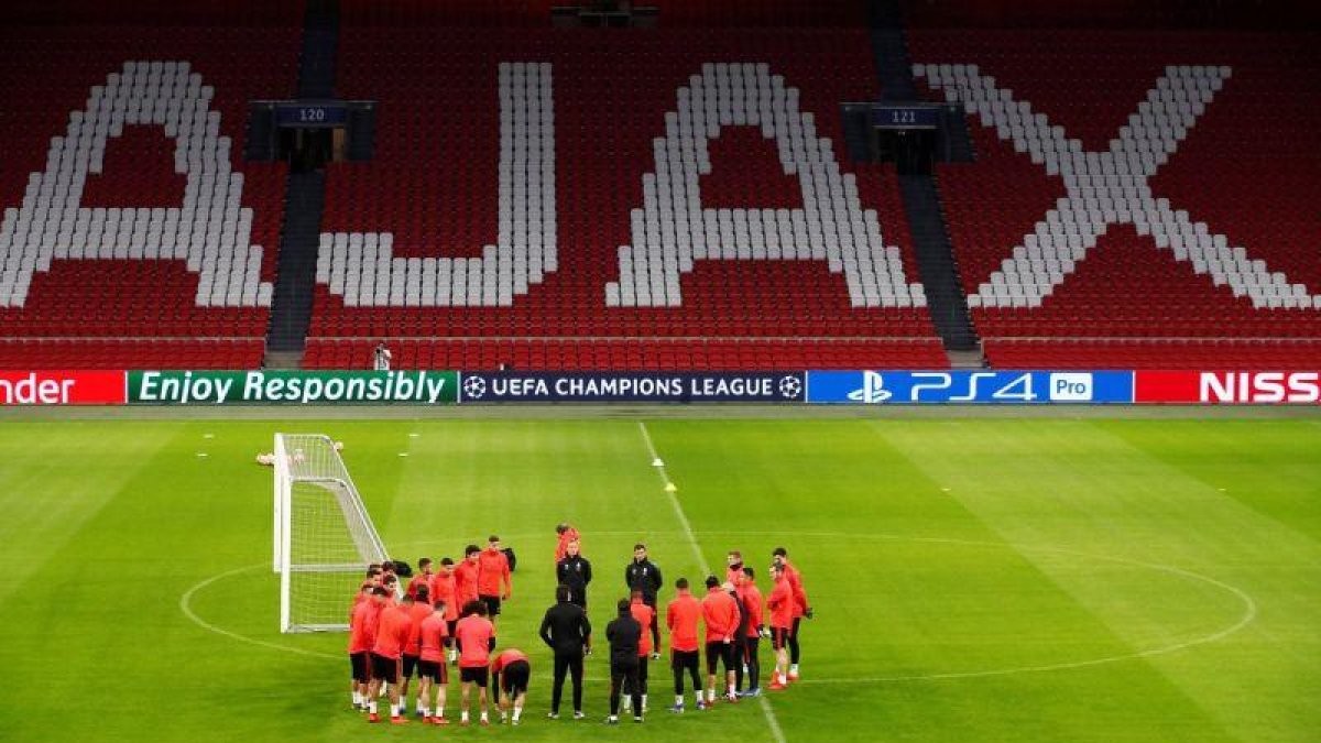 Los jugadores del Madrid durante el entrenamiento en el Johan Cruyff Arena.-X00227