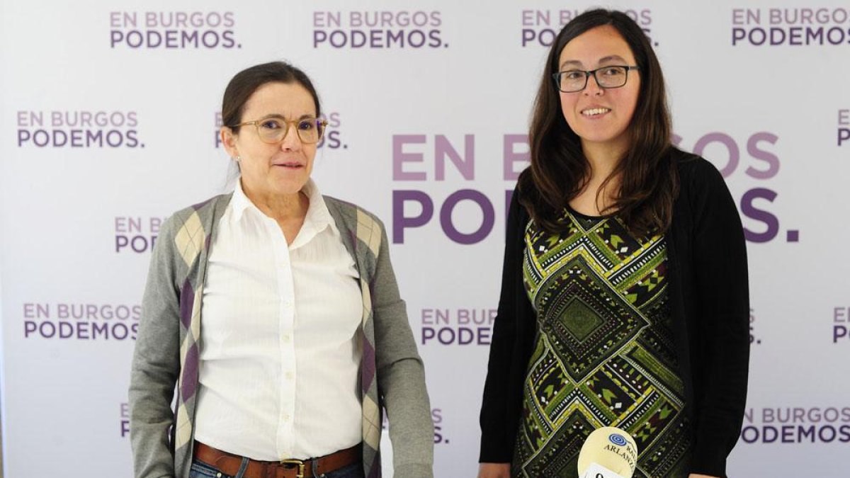 Lola Martín-Albo junto a la procuradora de Podemos Laura Domínguez.-ISRAEL L. MURILLO