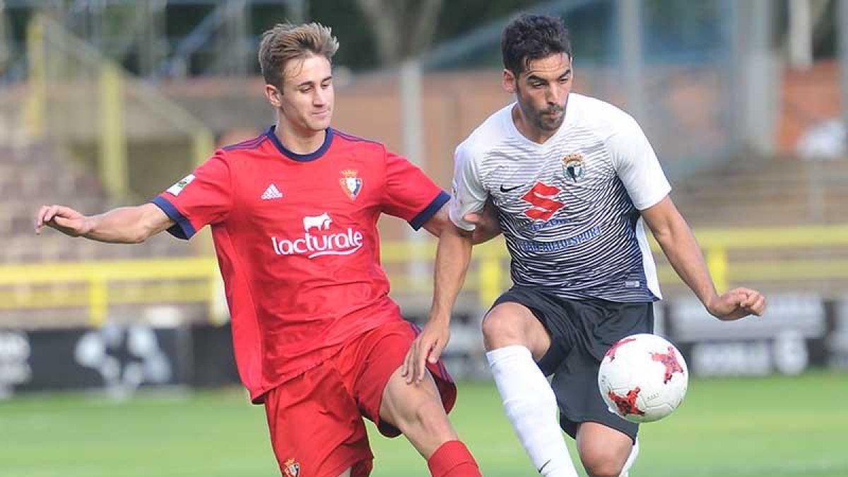 Julio Rico se anticipa a un delantero de Osasuna B en el choque del pasado domingo-Israel L. Murillo