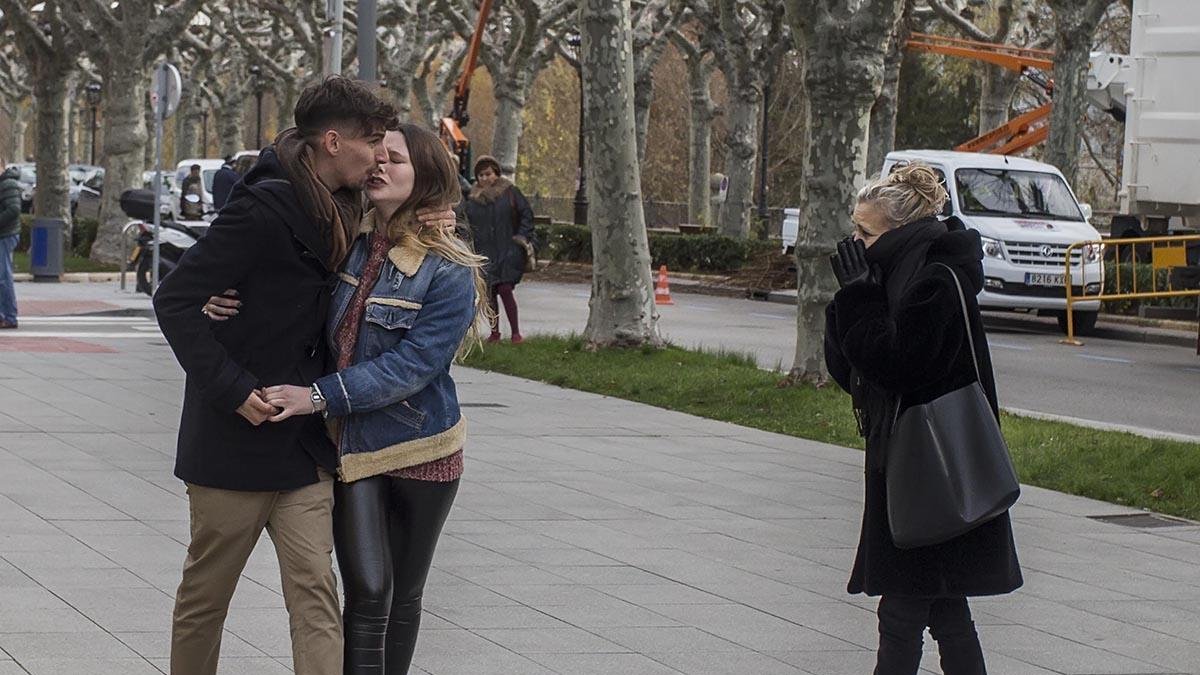 Carlos Cuadrado 'Lucho', junto a su novia, antes de entrar en la Audiencia.-SANTI OTERO