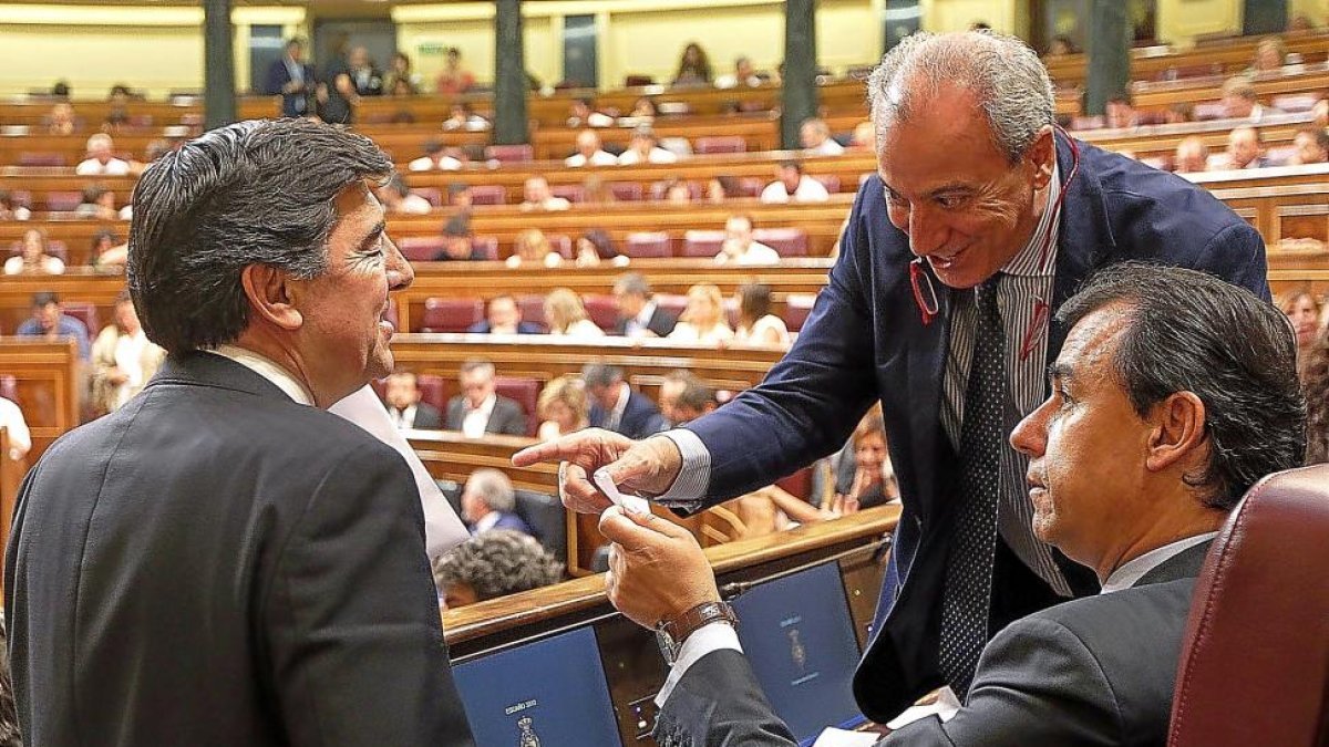 Los diputados Bermúdez de Castro y Martinez Maillo en el Congreso.-ICAL