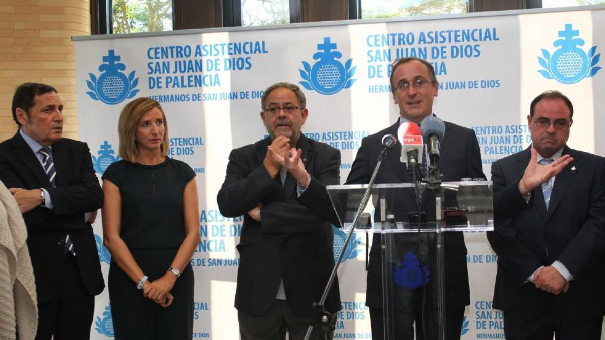El ministro de Sanidad, Alfonso Alonso (2D) junto al gerente de San Juan de Dios, Bernabé Otero (D), al superior provincial, Miguel Ángel Varona (C), la consejera de Familia, Alicia García (2I) y el consejero de Sanidad, Antonio María Saez (I), inaugura l-Ical