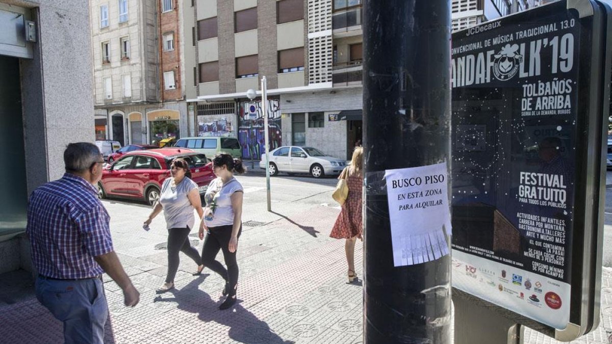 Imagen de un anuncio adherido a un poste para encontrar piso.-ISRAEL L. MURILLO