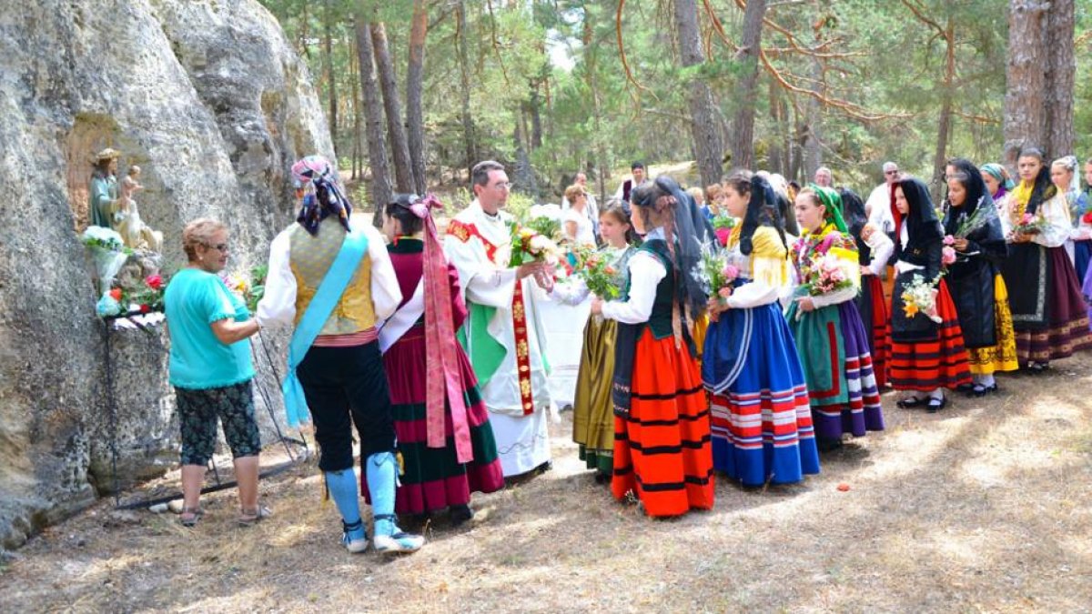 Un grupo de jóvenes pinariegas vestidas con el traje típico de su tierra durante la ofrenda floral a la Divina Pastora.-R.F.