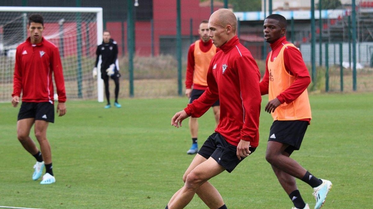 Guridi controla un balón durante uno de los entrenamientos de la semana en los anexos de Anduva-CD MIRANDÉS