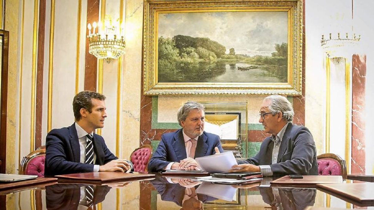 Los diputados de Ávila junto al ministro de Cultura.-E.M