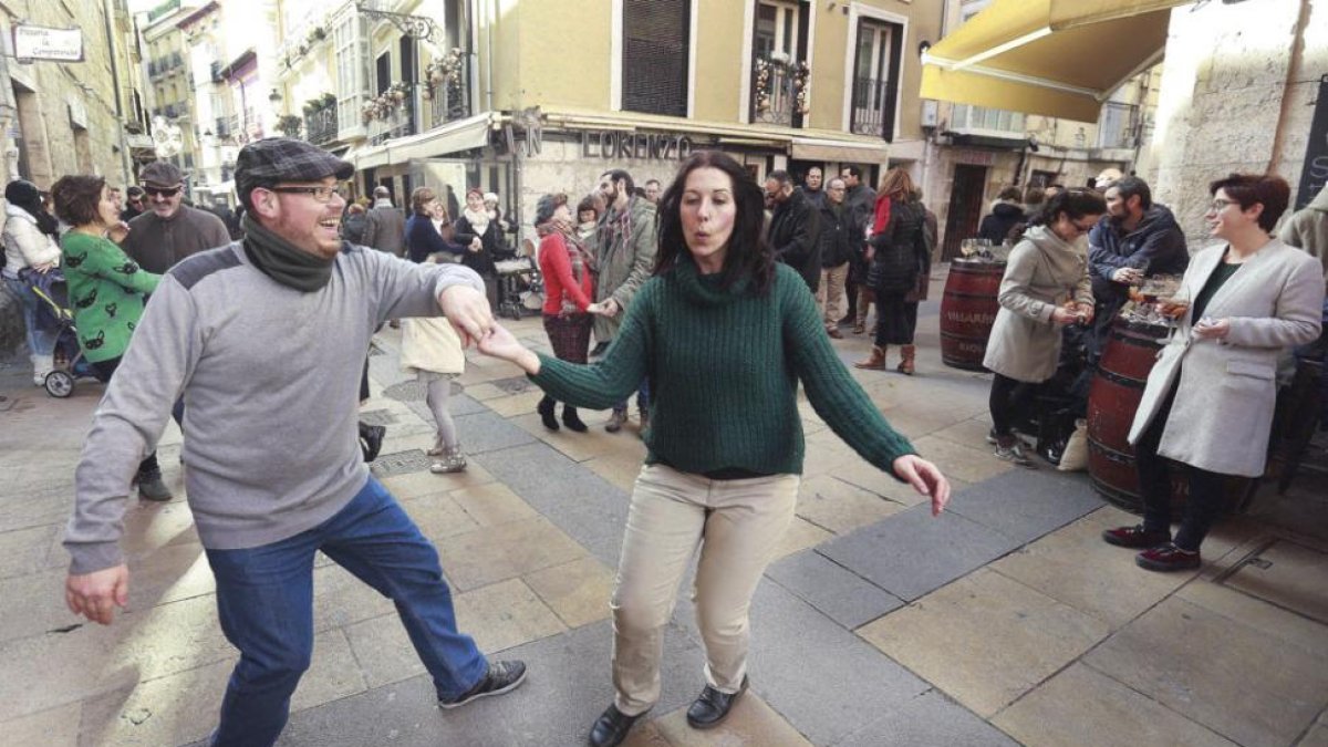 Raúl García es uno de los cuarenta entusiastas burgaleses de este ritmo y ayer lo dio todo en la calle San Lorenzo a la hora del vermú.-Raúl Ochoa