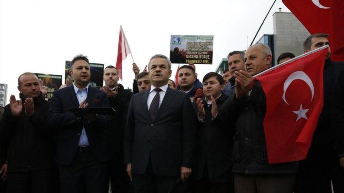 Varias personas protestan con eslóganes contra Holanda frente a la embajada neerlandesa en Ankara, el 12 de marzo.-EFE / TUMAY BERKIN