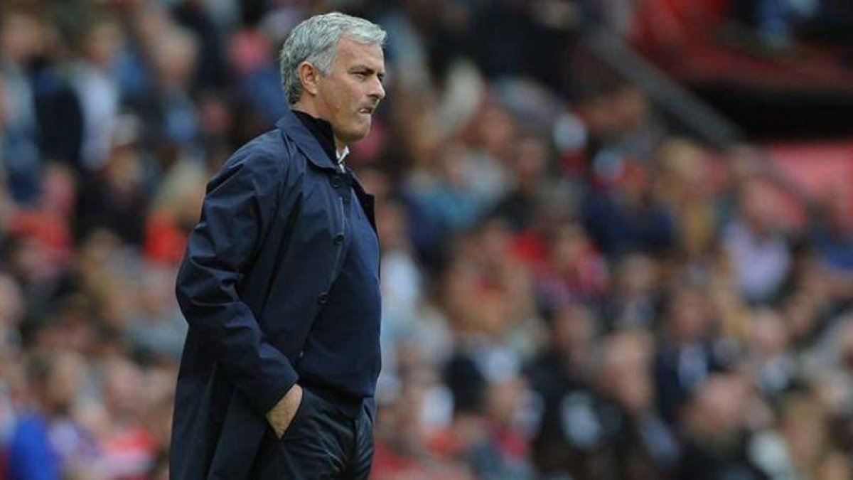 Jose Mourinho, en la banda en un partido del Manchester United-REUTERS