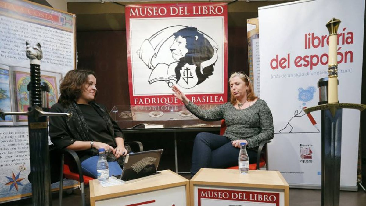 Aloña Fernández y Cristina Macía durante el encuentro.-Raúl G Ochoa