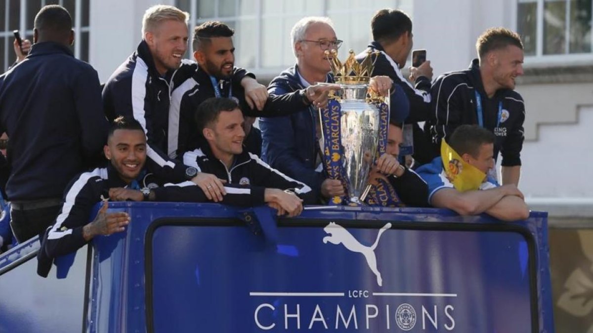El desfile de los campeones. En primera línea, Ranieri, Schmeichel, Mahrez, King, Simpson, Drinkwater, Vardy y Huth-REUTERS / JASON CAIRNDUFF