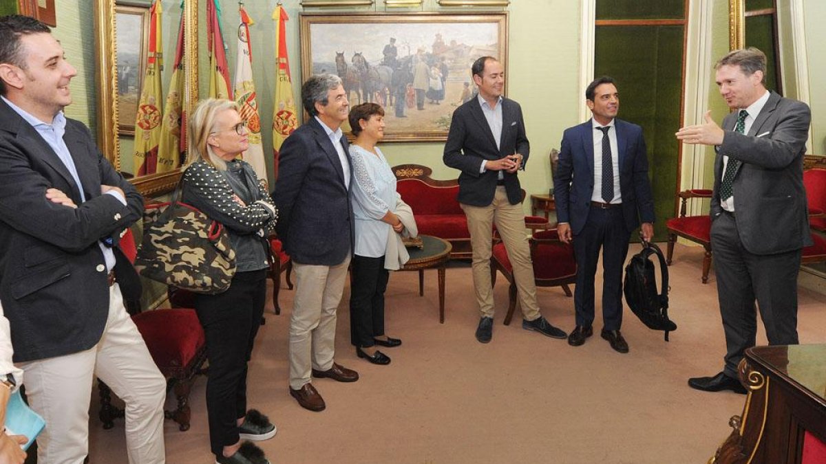Lacalle junto al comité organizador del Congreso Nacional de Pediatría.-ISRAEL L. MURILLO