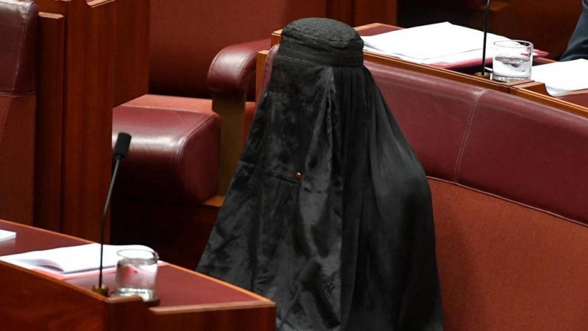 La senadora Pauline Hanson vestida con un burka durante la sesión parlamentaria este jueves en Canberra, Australia-REUTERS