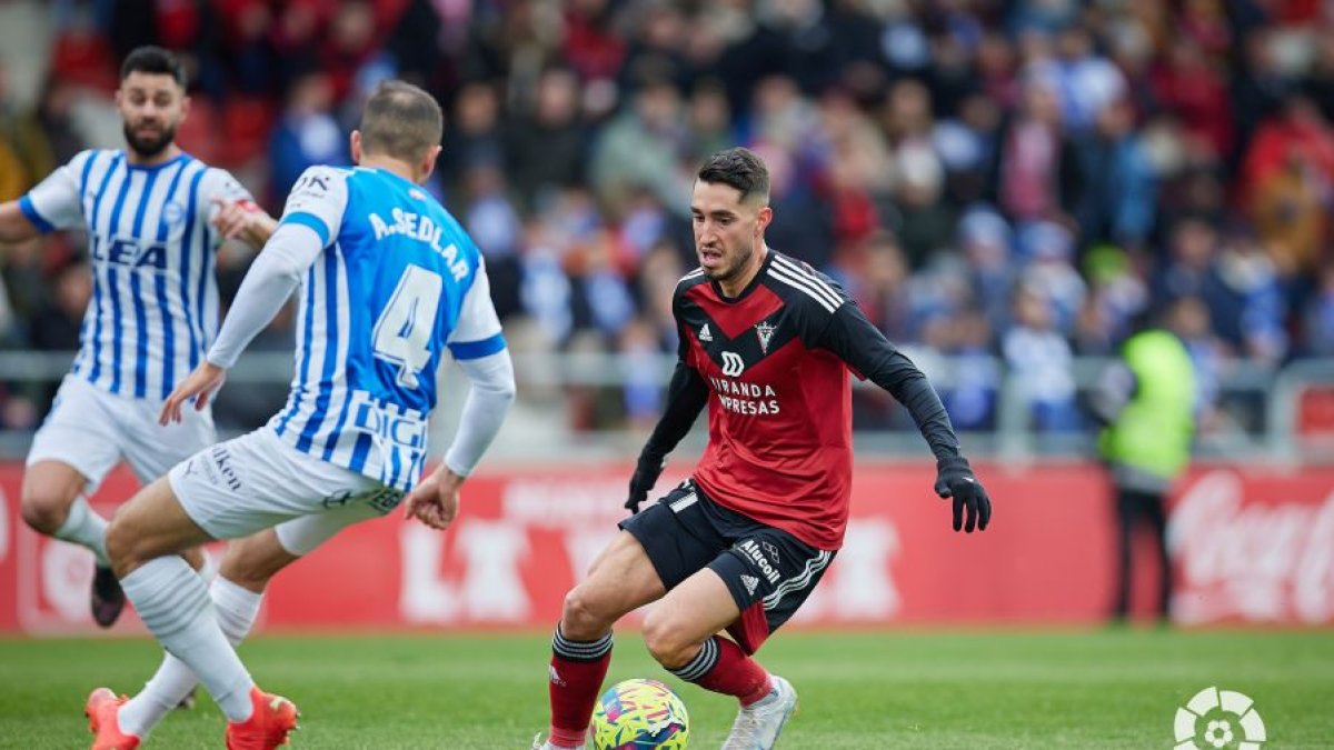 Roberto López, autor del primer tanto del partido, intenta superar a Sedlar en Anduva. LALIGA