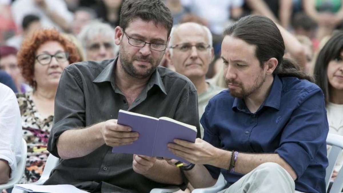 Iglesias consulta sus notas con Fachin durante un mitin en Badalona, en el 2015.-FERRAN NADEU