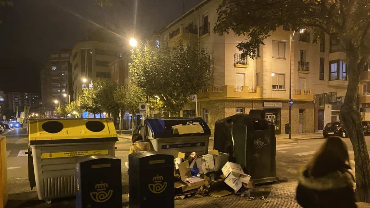 Contenedor de papel lleno en una calle de Burgos. ECB