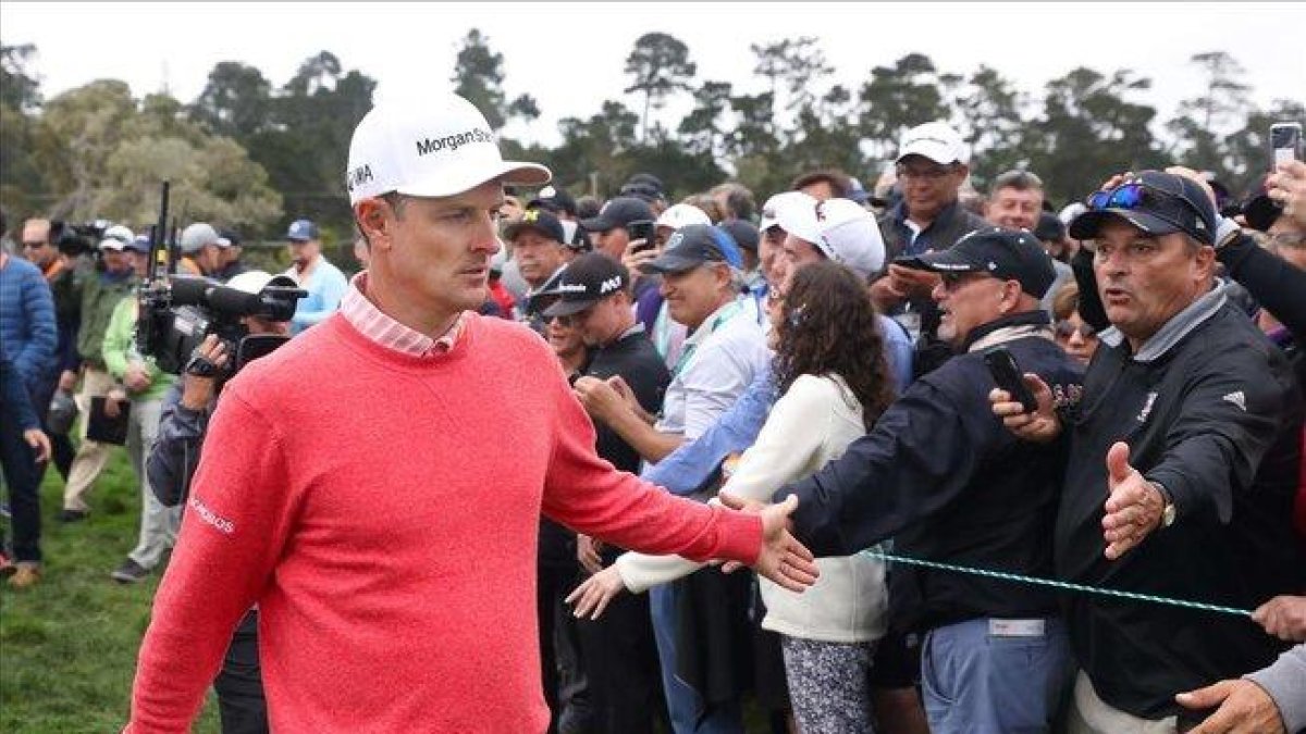 Justin Rose saluda a los espectadores durante la primera ronda del Open de EEUU-CHRISTIAN PETERSEN (AFP)