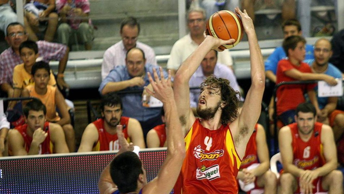 Darko Milicic, en una imagen de archivo, enfrentándose a España frente a Pau Gasol.-/ M.LORENZO (EFE)