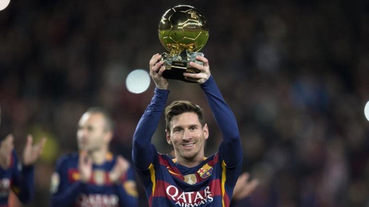 Messi enseña el último Balón de Oro que ganó (2015) en el Camp Nou.-JORDI COTRINA