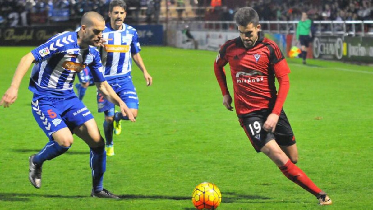 Alain Oyarzun tuvo en sus pies un buen número de ocasiones para haber inclinado la balanza del lado del Mirandés en el duelo de ayer frente al Alavés.-J. E. Egurrola