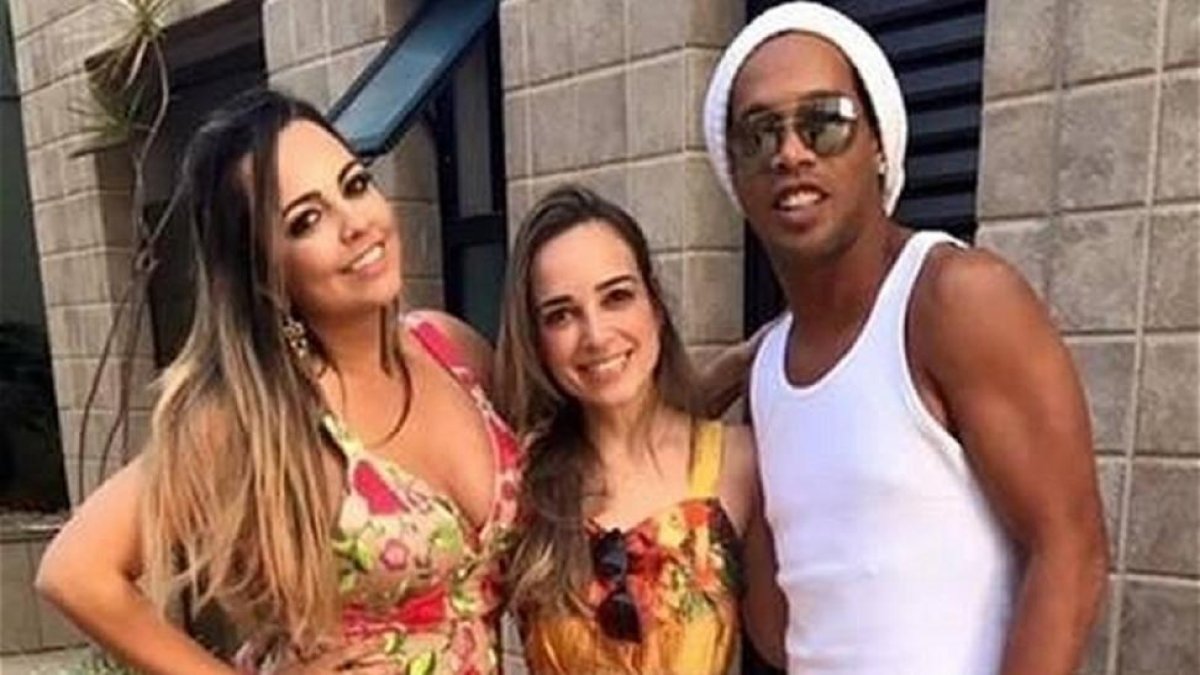 Ronaldinho posa con las dos mujeres.-TWITTER / COOPERATIVA