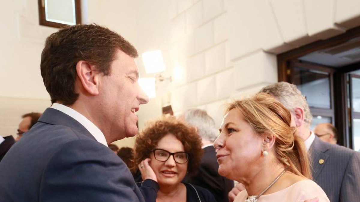La vicepresidenta y consejera de Economía y Empleo, Rosa Valdeón, junto al portavoz del Grupo Popular en las Cortes, Carlos Fernández Carriedo, en el acto de toma de posesión de los consejeros-Ical