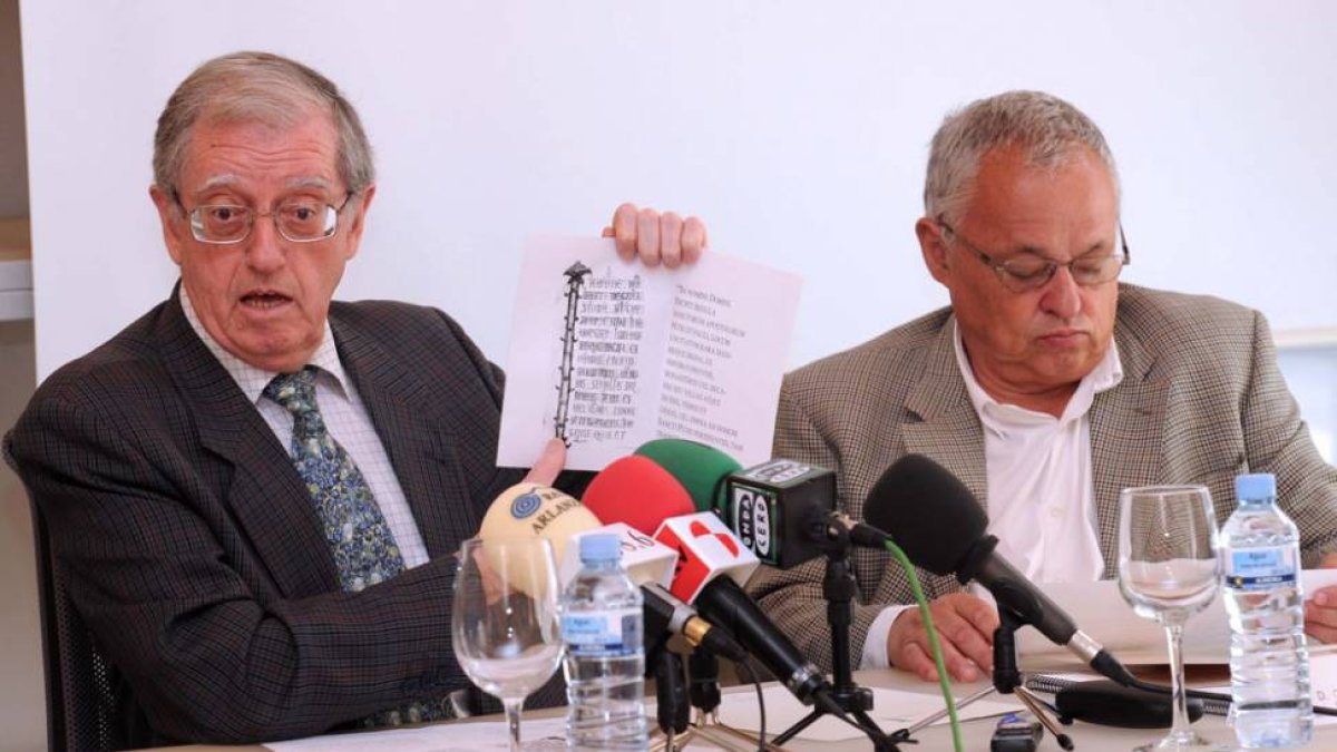 José Antonio Fernández Flórez (i.) y Gonzalo Santonja, ayer en la presentación de las jornadas.-Israel L. Murillo