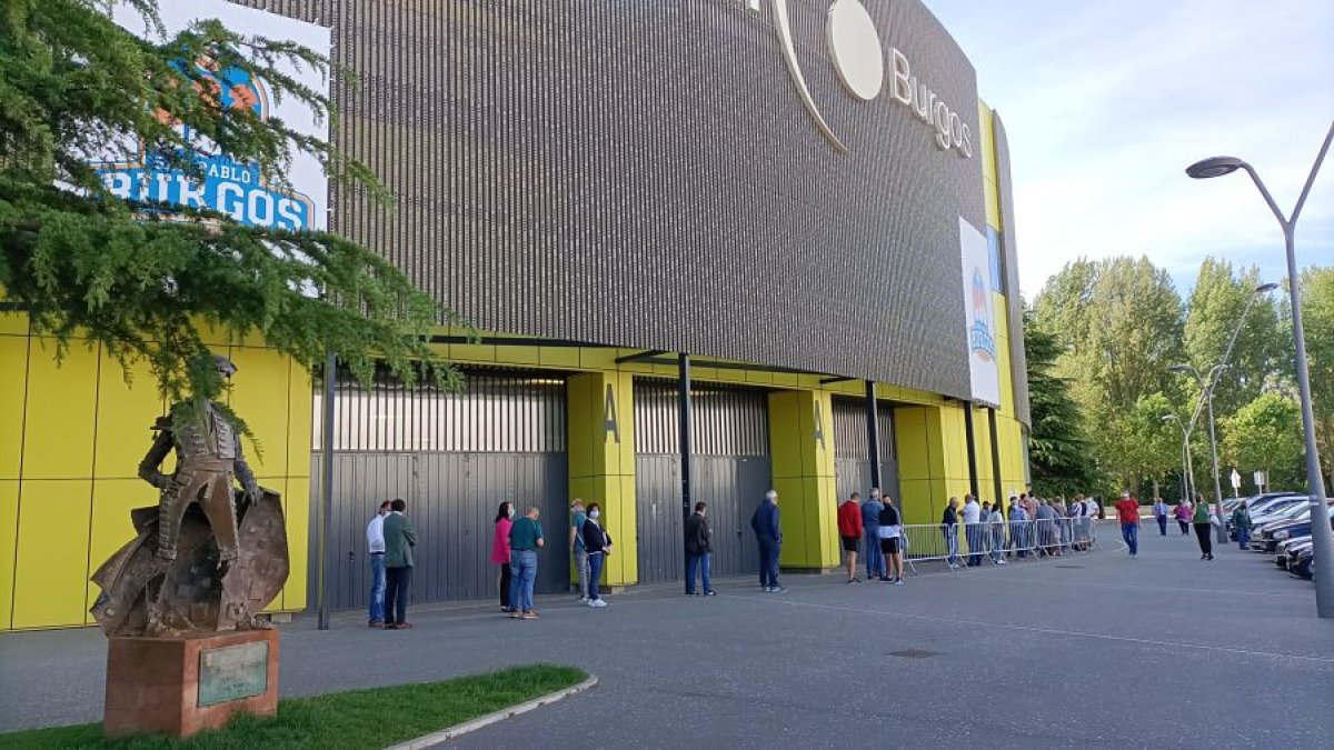 Aficionados hacen cola a las puertas del Coliseum para recoger los abonos antiguos. ECB