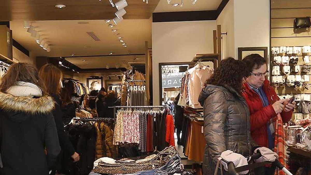 Comercio y servicios congregan el 38% de las solicitudes realizadas desde la provincia.-RAÚL G. OCHOA