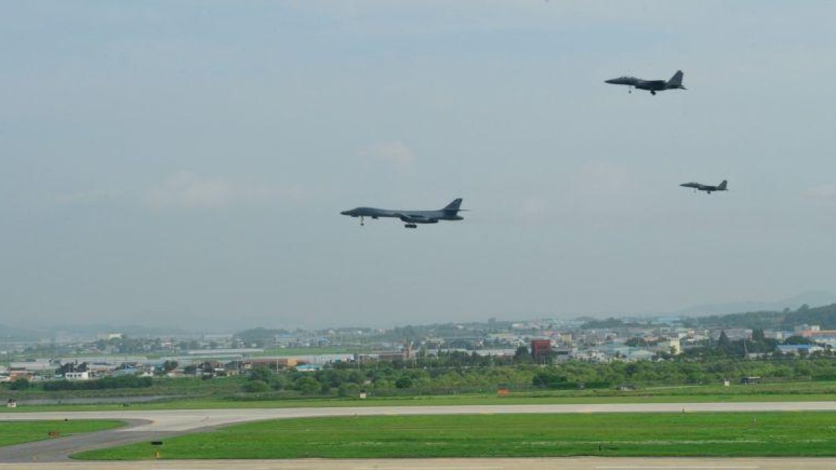 Bombarderos de EEUU despegan de la base aérea de Osan de Corea del Sur.-US AIR FORCE TECH SGT BENJAMIN (EFE)