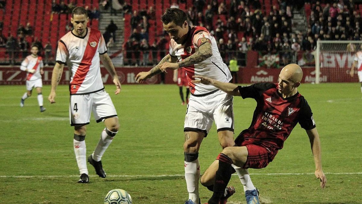 Guridi disputa un balón con un jugador del Rayo Vallecano